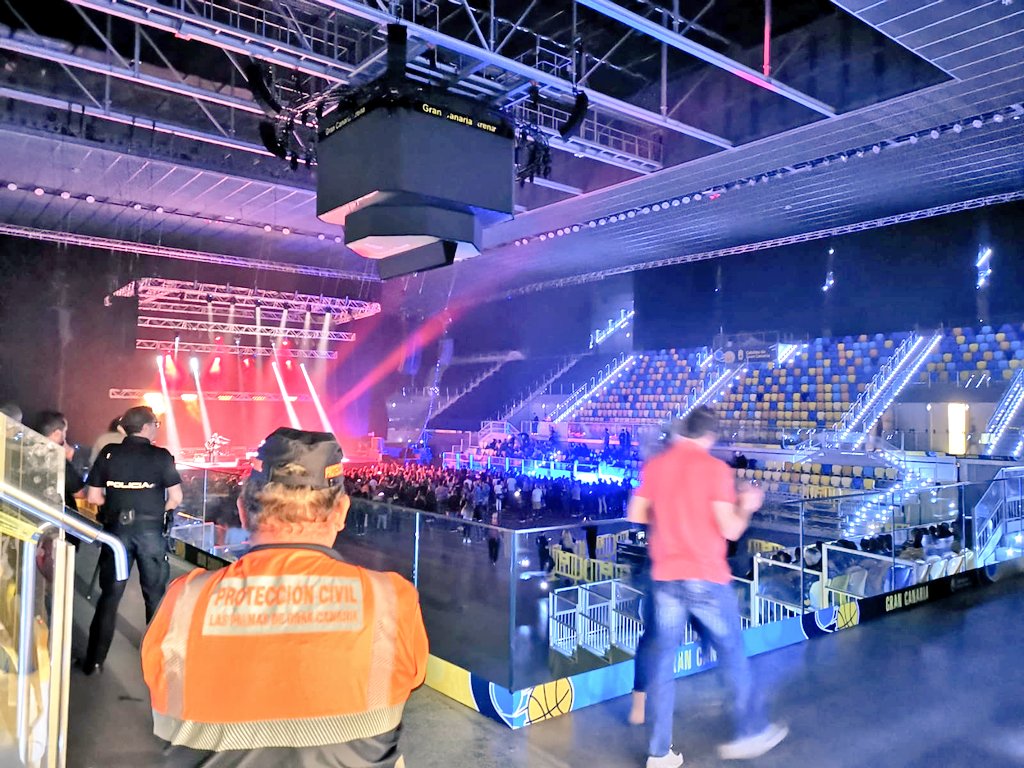 ProteCivilLPA's tweet photo. El pasado viernes efectivos @ProteCivilLPA colaboraron con @polprcanarias y @PROVITAL24h en dispositivo preventivo de seguridad y emergencias con motivo concierto @calamarooficial en el @GCArenaOficial https://t.co/n8618R2ytu