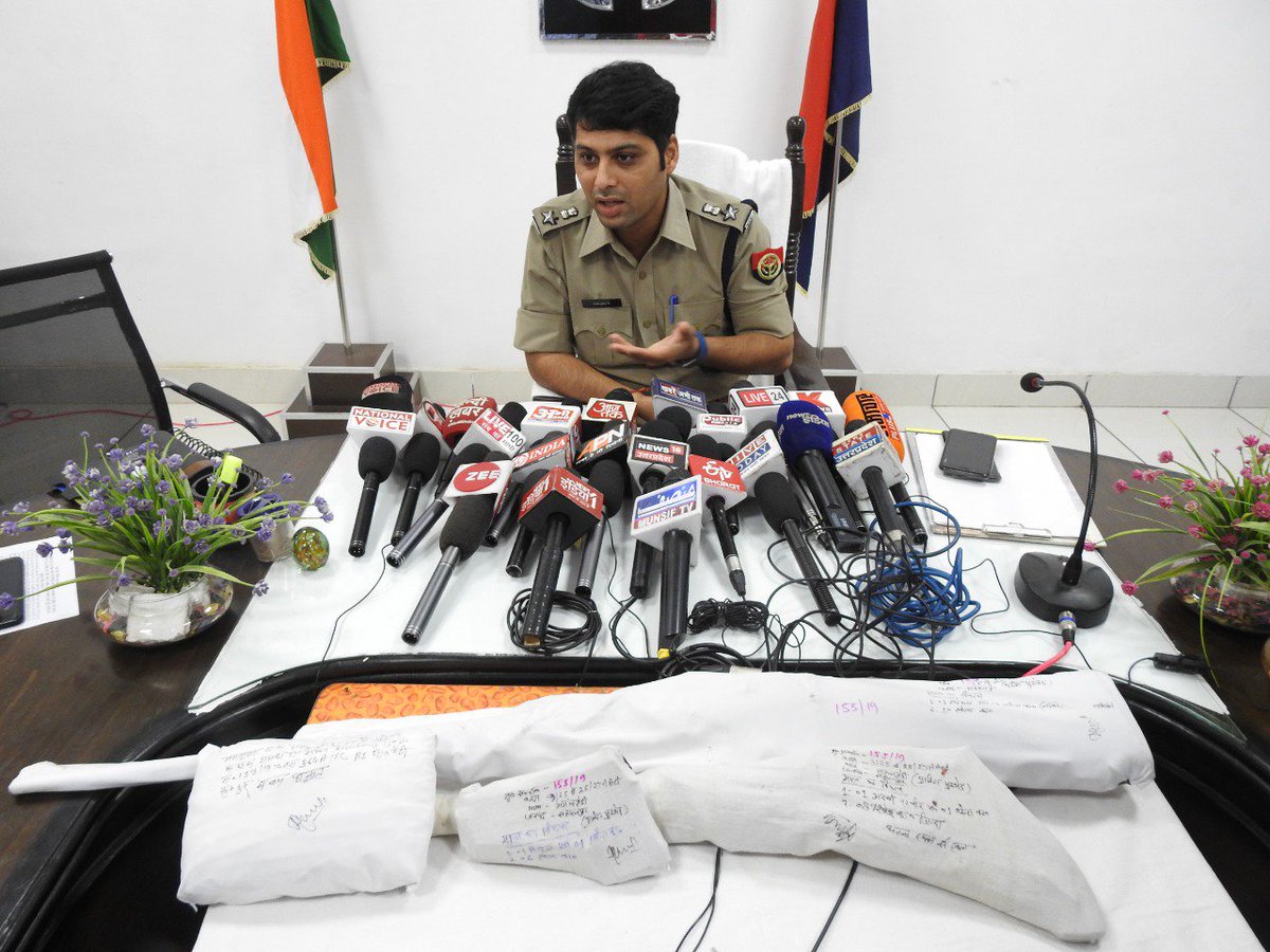 किसान का अपहरण कर 10 लाख रुपये की फिरौती मांगने वाले बदमाशों से पुलिस की मुठभेड़, जवाबी फायरिंग में 01 बदमाश ढेर, भारी मात्रा में अवैध असलहा बरामद करते हुए अपहृत को सकुशल किया बरामद। <a href="/Uppolice/">UP POLICE</a> @igrangemeerut <a href="/digsaharanpur/">DIG RANGE SAHARANPUR</a> <a href="/AmarUjalaNews/">Amar Ujala</a> <a href="/News18UP/">News18 Uttar Pradesh</a>  <a href="/aajtak/">AajTak</a> <a href="/ZeeNews/">Zee News</a> <a href="/NewsNationTV/">News Nation</a>