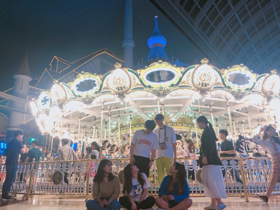 susu492's tweet photo. #GBTWriting #Task9
I went to Lotte World with my friends. I joined later because I had a job to do. The weather was so nice and I was happy to have fun with my friends and seniors. I'd like to go again if I have a chance.🎇🎊🎉😄 https://t.co/AoyaG2sEAB