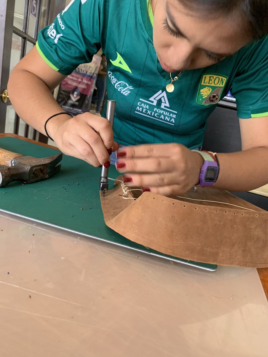 univCOMODI's tweet photo. Marroquinería en nuestra Licenciatura en Diseño de Modas 🙌🏽 #LeatherAction #FashionCOMODI #LeónGto https://t.co/tRTxgv7pEH