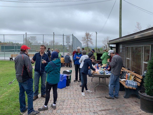 ShaganappiComm's tweet photo. Great day for park revitalization. Thanks to @Park_People and @TD_Canada, and to the residents of Shaganappi Community https://t.co/U3o9EFW2ZY