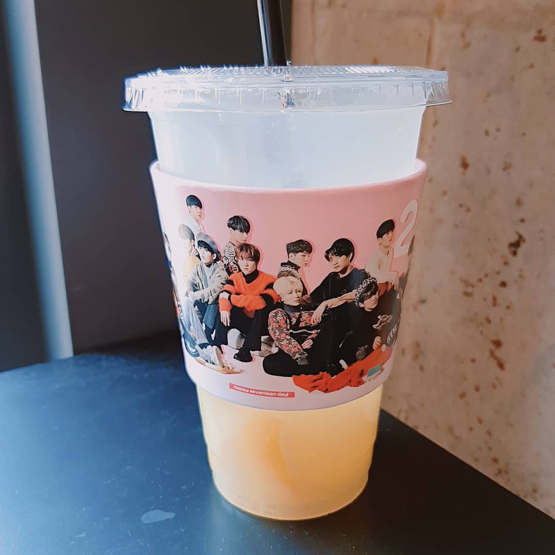 ohmy_cupholder's tweet photo. SEVENTEEN 4th Anniversary Cupholder
세븐틴 데뷔4주년 축하 기념 컵홀더

🇰🇷 Noumea Coffee Bar, Cheongdam
🇰🇷 누메아커피바, 청담
🇰🇷 5/24 ~ 5/26

❤ @4BOOSADAN #세븐틴은_캐럿의_유일한_나무 #함께한_4년_영원할_세븐틴_캐럿 #4YearsWithSEVENTEEN

#SEVENTEEN #SVT #세븐틴 #cupsleeve #杯套 https://t.co/oRXQ5lPx1E