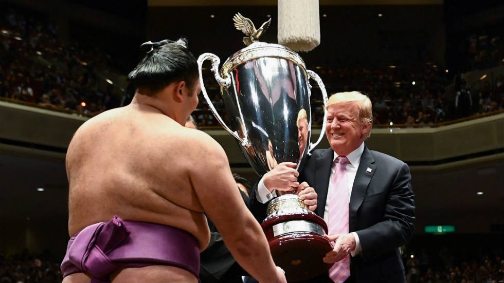 thehill's tweet photo. Trump presents 'President's Cup' to sumo champion in Tokyo https://t.co/rRyKqG7m7b https://t.co/yiK8iCCHbf