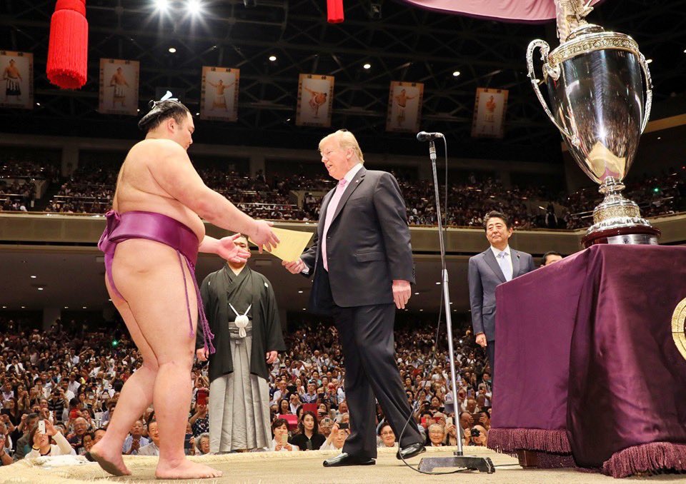 伝統ある大相撲をトランプ大統領と観戦しました。現役の米国大統領として初めてのことです。大きな歓声とともに、トランプ大統領から真新しい大統領杯が、朝乃山関に手渡されました。