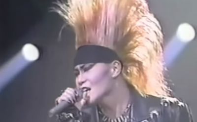 Mag 話題のニュース Toshi Yoshikiが高校2年の頃に作った曲がi Ll Kill Youなんだけど 最初に聞いた時は なんじゃコレ 変な曲って思ったよ 音程はとりにくいし メロディラインに気をとられるとリズムにおいてかれちゃう Xの曲は歌いこなすまで