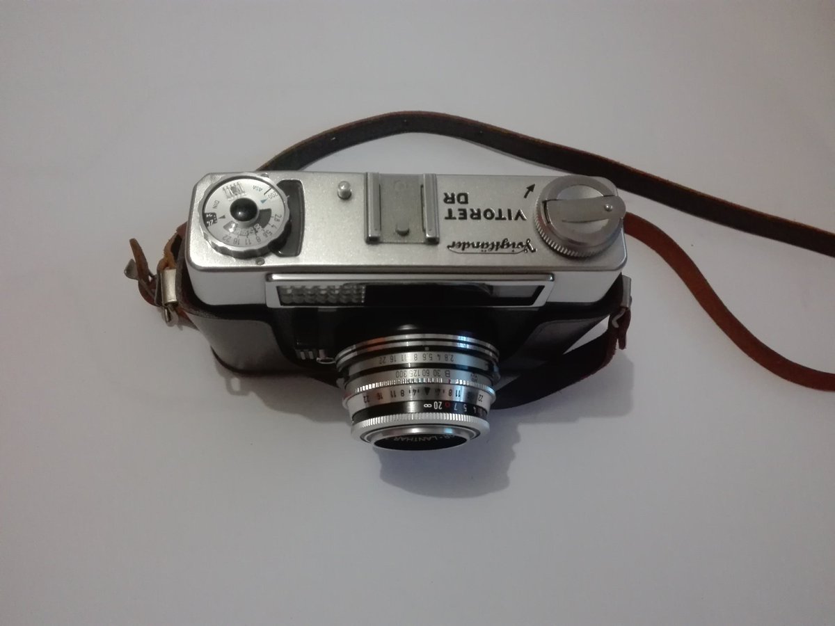 ontimanyeneng41's tweet photo. Got myself a new film cam. And it's a rangefinder. #35mm #voiglander #rangefinder #vitoret #filmcamera https://t.co/EkYv9RGSfb