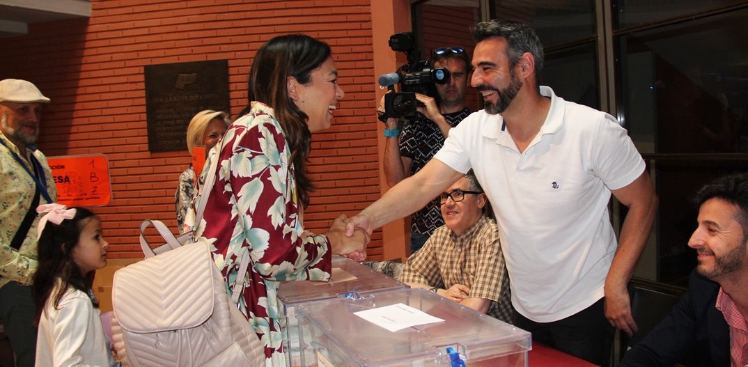 elespanolclm's tweet photo. #ELECCIONES | Gran gesto de @claudiaalonsso en el momento de votar con todos los que participan en el proceso electoral del #26M - @PPopularTo 

https://t.co/hnp6yFmC41 https://t.co/FMa1dDkXlW