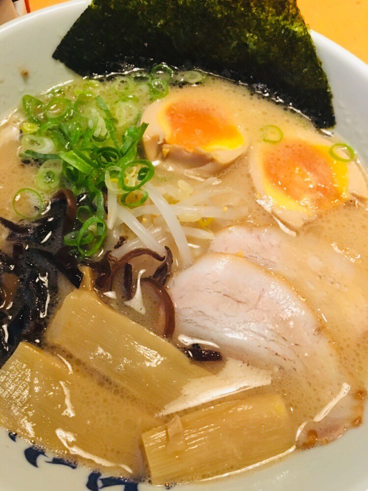 Lay0113's tweet photo. 北九州来たから、、、
やっぱり食べたいよね。
みんなで食べたらーめん、美味しかった！！🍜✨
#ちぇるの戯言 https://t.co/yDmydjTrhR