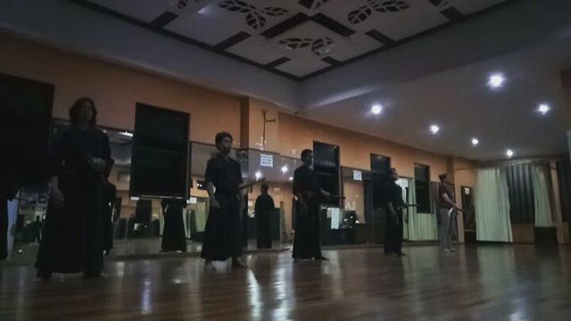 SamuraiAcademy's tweet photo. Basic kamae
.
Latihan kuda2 dasar dalam kenjutsu. Masih banyak lagi jenis kamae (fighting stance) yang akan dipelajari. Minat bergabung?
.
#kenjutsu #samurai #beladirijepang #beladirijogja #martialarts #kamae #kuda2 #beladiri #kelasbeladiri #dojo https://t.co/2zeFksIJOi