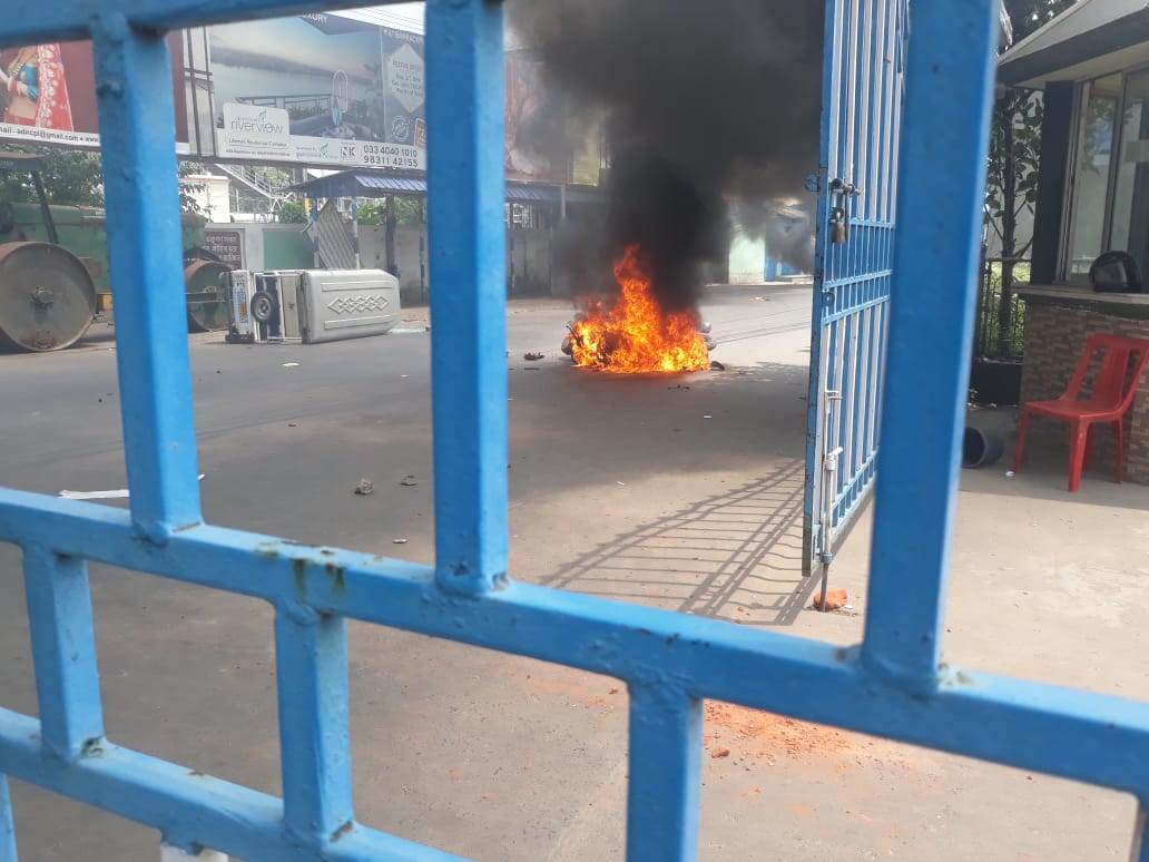 CriticalBengali's tweet photo. #ব্যারাকপুর লোকসভার অন্তর্গত #নৈহাটি তে আজ #বিজেপি র #অর্জুন_সিং এর শান্তিপ্রিয় #ভক্ত দে তাণ্ডবের চিত্র।
Pics of #hooliganism by #peace oriented #Bhakts of #BJP at #Barrackpore LS 's #Naihati area.
@derekobrienmp @DinTri @Truth_of_WB @BanglaPokkho @CyclicSoul @GargaC @pc_aitc https://t.co/DaqwH3IcgU