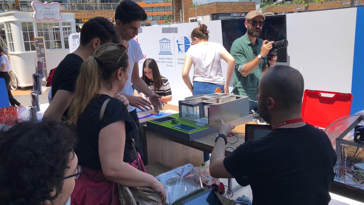 mektebimkoleji's tweet photo. STEM Aile Deneyim Atölyesi için bugün Watergarden’da son gün! 3 gün boyunca atölyelerimize yoğun ilgi gösteren tüm ebeveynlere ve öğrencilere çok teşekkür ederiz; bir sonraki durağımızda görüşmek üzere! #Mektebim #GelecekBenim #STEMAileDeneyimAtölyesi https://t.co/D1eJVocX2a