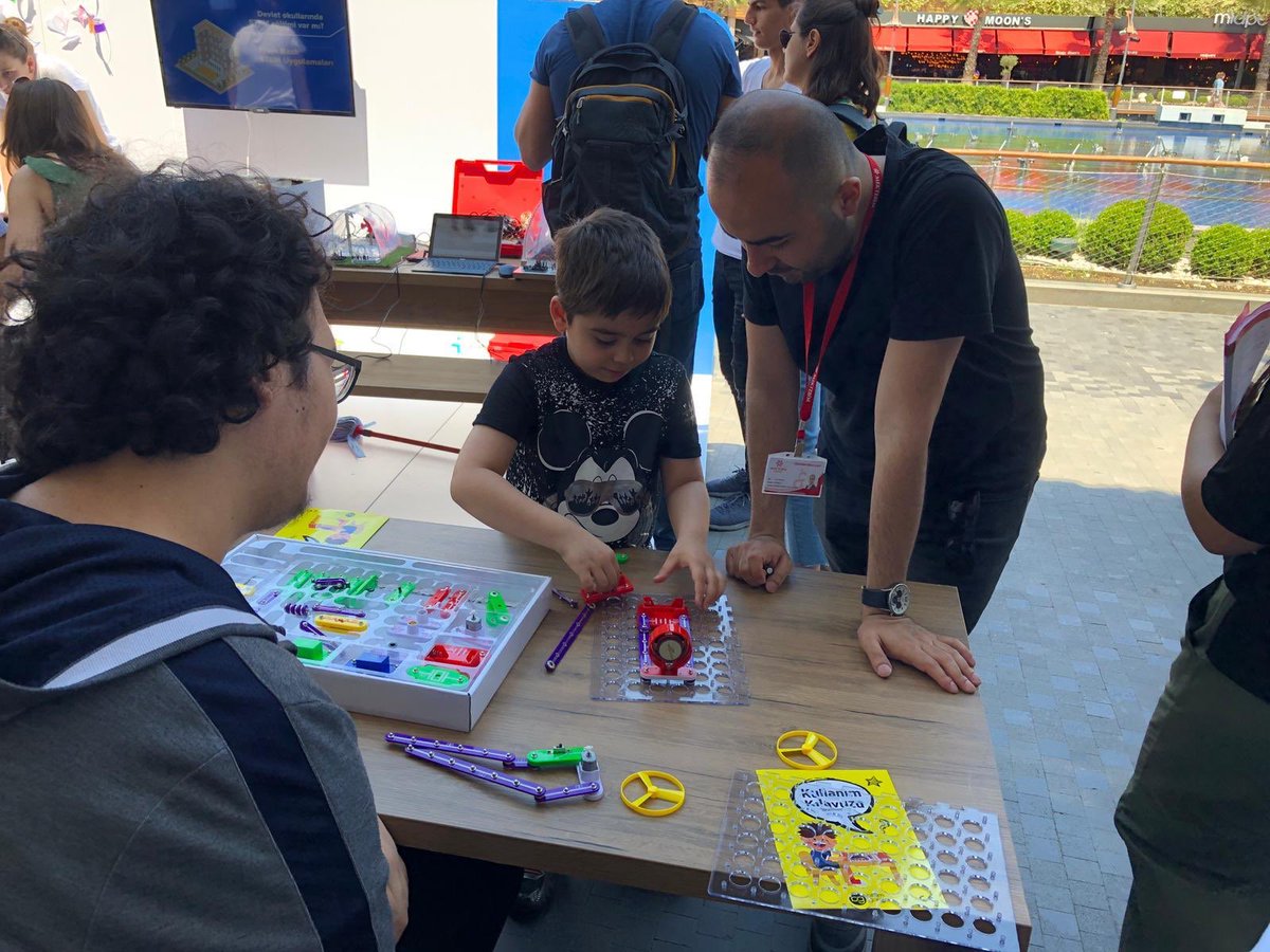 mektebimkoleji's tweet photo. STEM Aile Deneyim Atölyesi için bugün Watergarden’da son gün! 3 gün boyunca atölyelerimize yoğun ilgi gösteren tüm ebeveynlere ve öğrencilere çok teşekkür ederiz; bir sonraki durağımızda görüşmek üzere! #Mektebim #GelecekBenim #STEMAileDeneyimAtölyesi https://t.co/D1eJVocX2a
