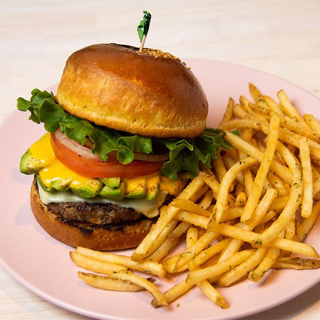 Hills Life Daily ハワイで Bestバーガー賞 を18年連続受賞 Teddy S Bigger Burgers 原宿表参道店 テディーズビガーバーガー原宿表参道店 一度食べたら病みつきになること間違いなし T Co Rnpdsijamd ヒルズライフデイリーの厳選グルメ
