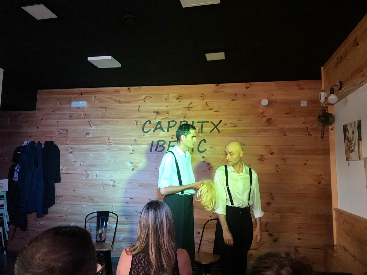 vintperquatre's tweet photo. Ahir #eldetectiu va ser tot un capritx. @PindolesFest va organitzar una tarda teatral a #Abrera i @vintperquatre hi va participar. #comèdianegra https://t.co/vUo2332mfO