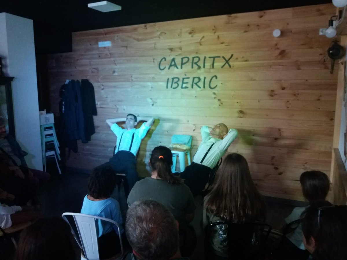 vintperquatre's tweet photo. Ahir #eldetectiu va ser tot un capritx. @PindolesFest va organitzar una tarda teatral a #Abrera i @vintperquatre hi va participar. #comèdianegra https://t.co/vUo2332mfO