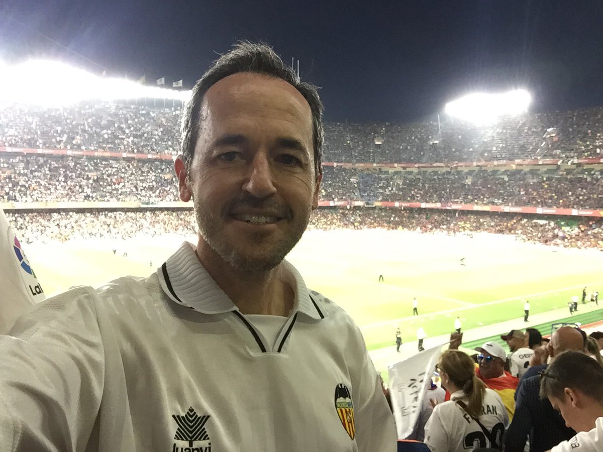 barrinto's tweet photo. Enhorabuena al socio número 33 del #VCF por tener la suerte de haber podido celebrar las ocho Copas. Por muchas más, papá 😍🏆🦇 https://t.co/XAmOHl1R0N