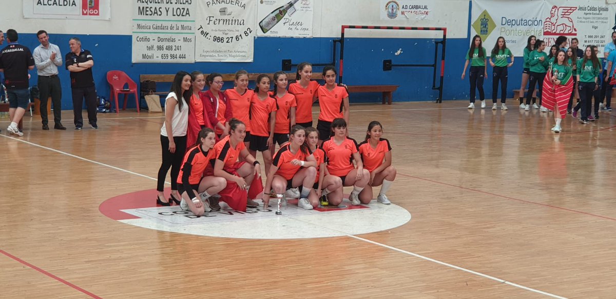 BmCDVallecas's tweet photo. Victoria para nuestras infantiles en el Sector Infantil Femenino de Vigo,
24-16 ante @BalonmanoZamora, al que damos también la enhorabuena por su gran partido.
¡Enhorabuena chicas por ese 3 puesto, ahora a disfrutarlo y seguir trabajando!🔴⚪🔵
#vallecas
#balonmanomadrileño https://t.co/Ll6PPkZtRC