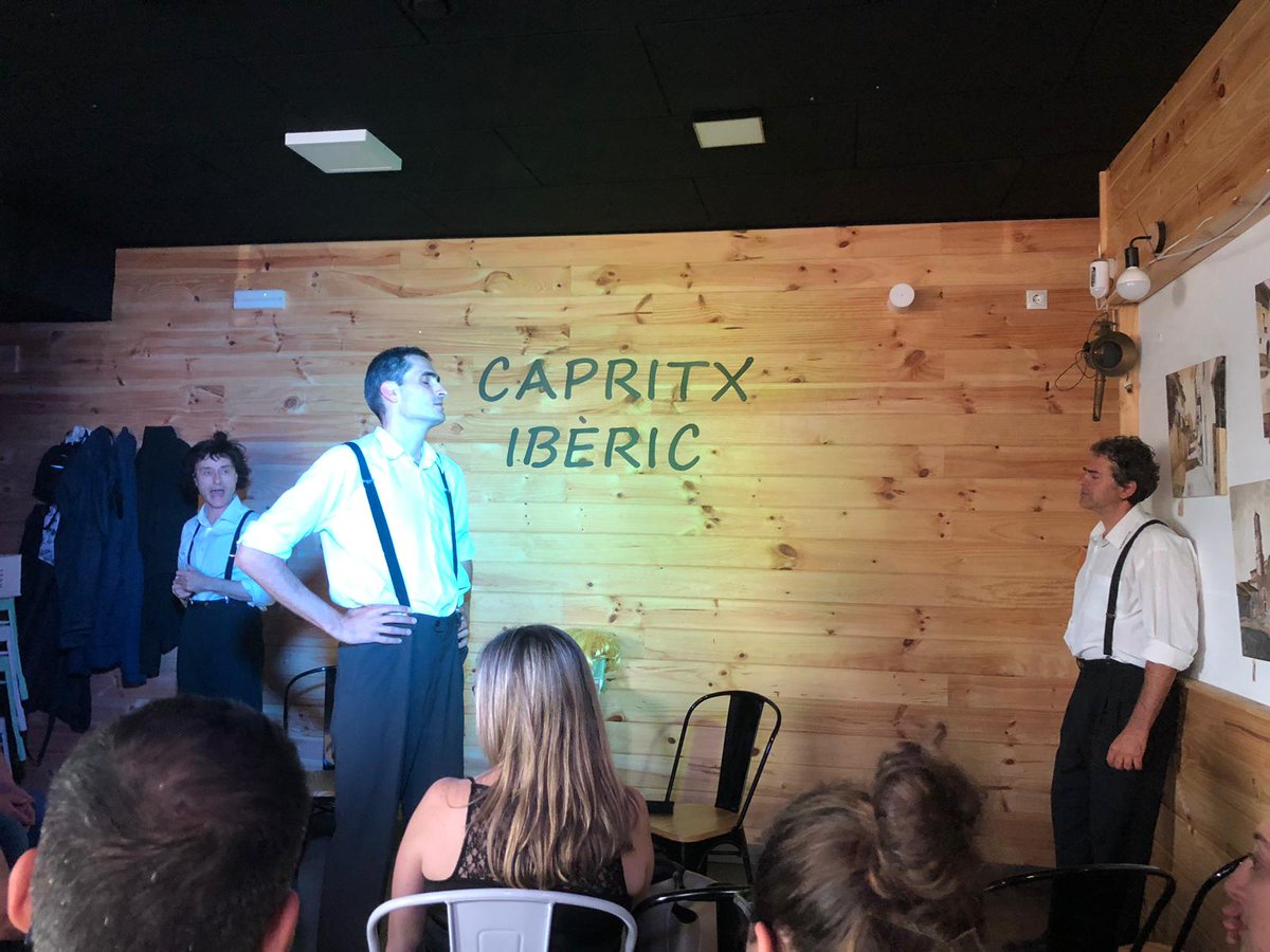 vintperquatre's tweet photo. Ahir #eldetectiu va ser tot un capritx. @PindolesFest va organitzar una tarda teatral a #Abrera i @vintperquatre hi va participar. #comèdianegra https://t.co/vUo2332mfO