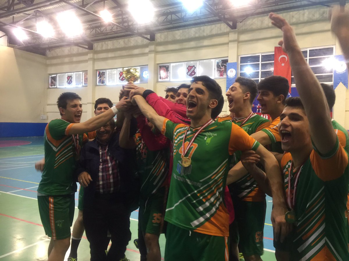 Çamlıca Doğa Anadolu Lisesi erkek hentbol takımı Türkiye Liseler Hentbol Şampiyonası finalinde karşılaştığı Bolu Özel Final Lisesini 22-21 yenerek Türkiye Şampiyonu oldu.Son dört yılda dört kez final oynayan takımımızı kutluyoruz.<a href="/AliRizaLule/">Ali Rıza Lüle</a> <a href="/nurhansutlass/">Dr. Nurhan Sütlaş</a> <a href="/gokhanlule/">Gökhan lüle</a>