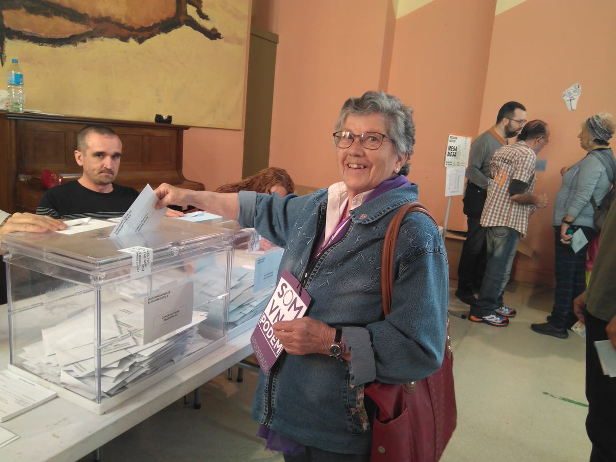 somVNG's tweet photo. La gent maca de SOM VNG - PODEM votant per obrir un nou temps a la nostra ciutat. #RecuperemVNG https://t.co/MvrBHupDAu
