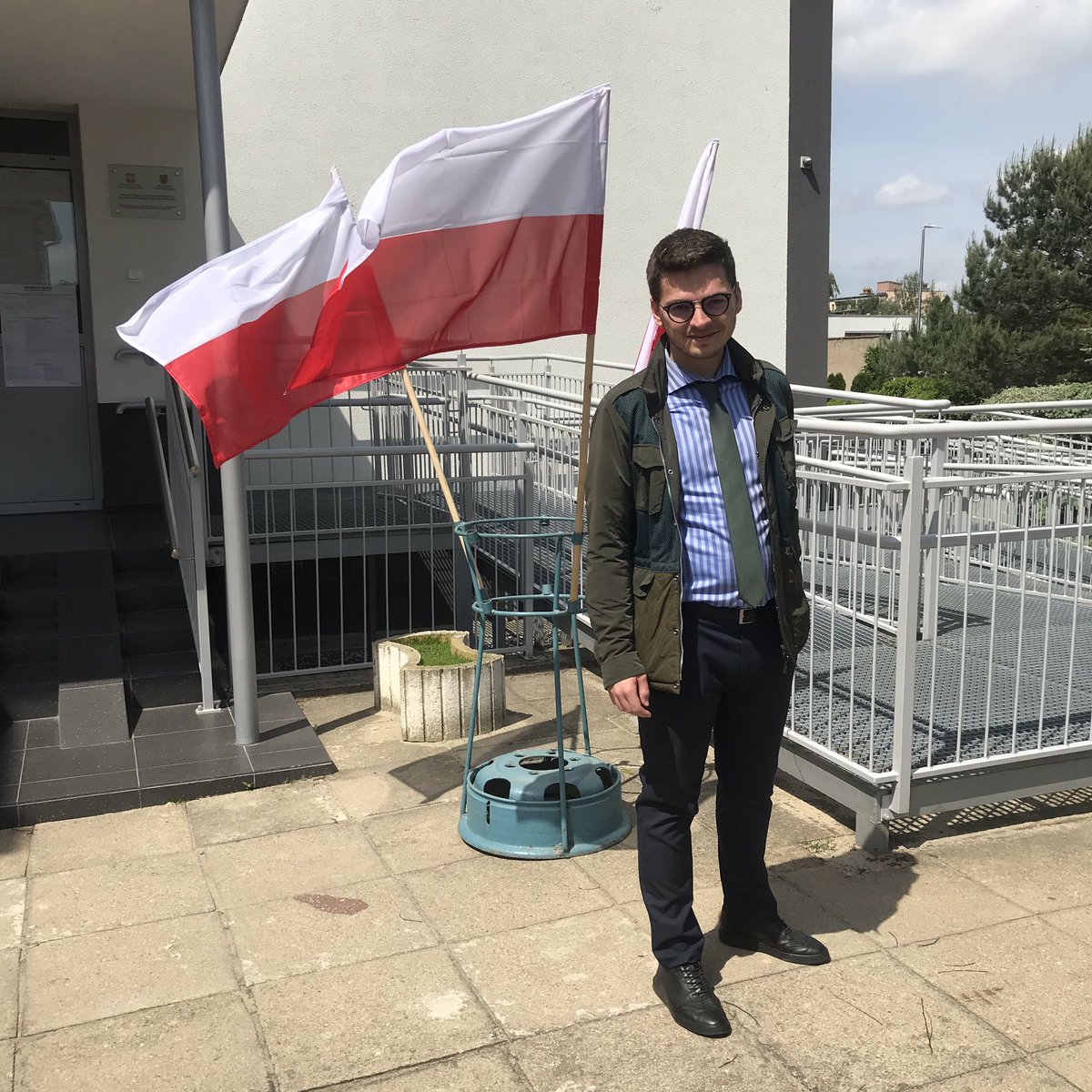 JakubPaduch's tweet photo. Dzisiaj wybory do 🇪🇺Parlamentu Europejskiego, ja już byłem, ale aż 75% z Was nigdy nie brało w nich udziału. Idźcie do 🗳urn zatem❗️
#WyboryEuropejskie2019 #EUelections2019 #ThisTimeIVote https://t.co/6AN9MXqh1Y