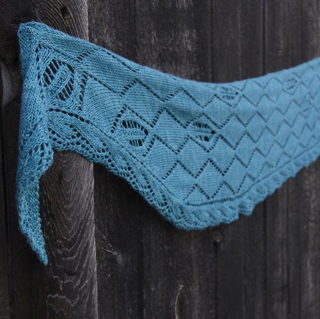 Whyknotfibers's tweet photo. Ohhhlala here’s another gem by kokoropatterns; morvarch is a scrumptious shawl that is knit in 1 piece (no going back to pick up edge!!!). Shown here in Robin’s Egg on our Seduction fingering base.  Can’t you just feel summer celebrations calling? https://t.co/xyOZWhWdkT