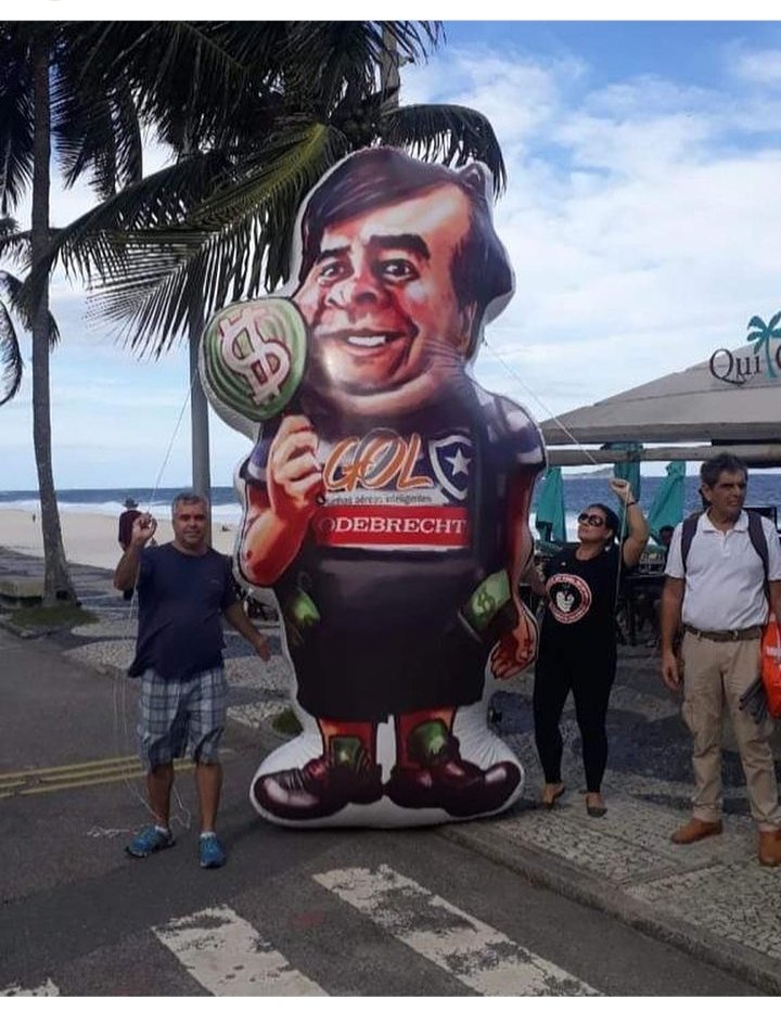 Não acredito que fizeram um boneco para o nho nho🤣🤣🤣🤣
Tá em frente ao condomínio dele aqui no Rj