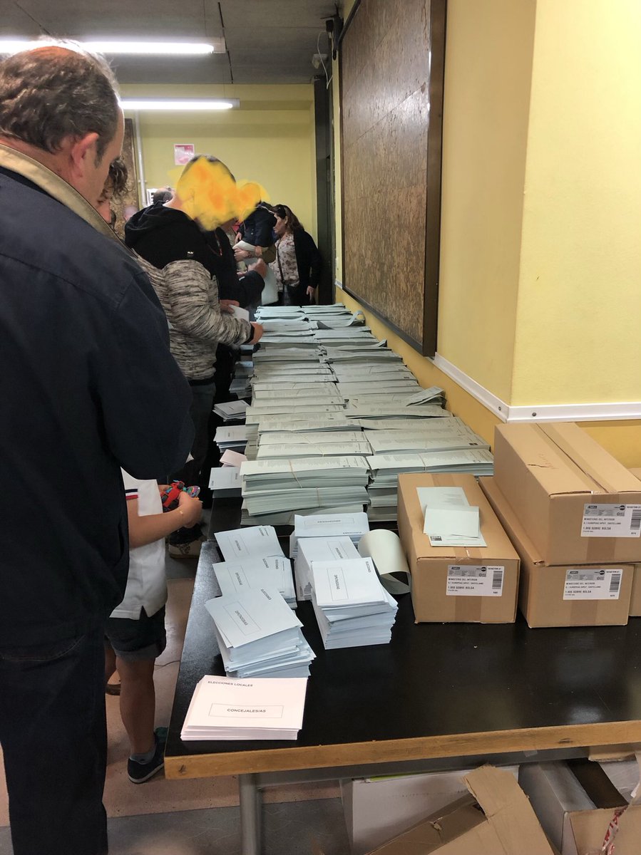 ManuRoue's tweet photo. Dónde está el derecho al voto secreto? En mi colegio electoral en Oviedo todas las papeletas puestas en mesas y las cabinas vacías. NO se está respetando el derecho al voto secreto. @el_pais @elmundoes @elcomerciodigit #Elecciones26M https://t.co/hRAPlzc7F4