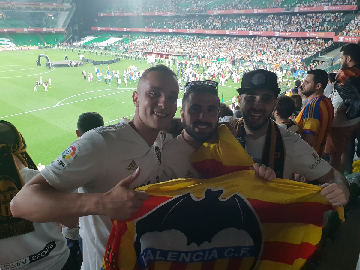 AdriVCFcabanyal's tweet photo. GRAN DÍA !!!!!!! CAMPEONESSSSSSSS VCF !!!!!!!!@nachonavarro7 @tonniperez2 @Carlos_bosch @julioinsadji @tamaritedu @Generaldepie_ @valenciacf https://t.co/EyYjHRnQ7R