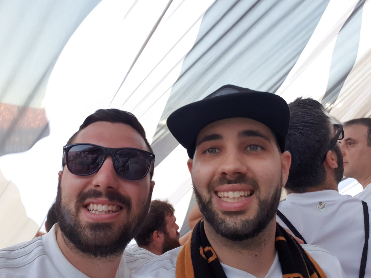 AdriVCFcabanyal's tweet photo. GRAN DÍA !!!!!!! CAMPEONESSSSSSSS VCF !!!!!!!!@nachonavarro7 @tonniperez2 @Carlos_bosch @julioinsadji @tamaritedu @Generaldepie_ @valenciacf https://t.co/EyYjHRnQ7R