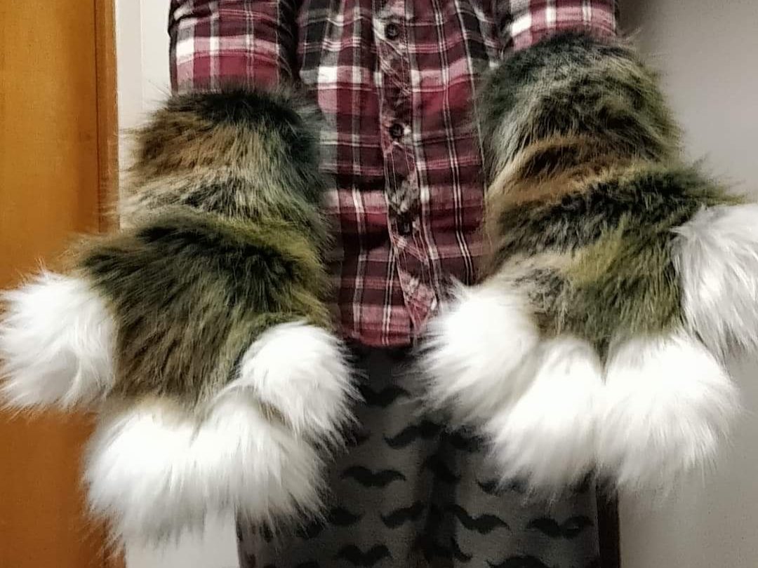 CelestialNug's tweet photo. Two down, just wings and neck to go, then I'll be all ready to get some good photos. #furry #firstsuit #pawpads #paws https://t.co/8LcMaa8DIT