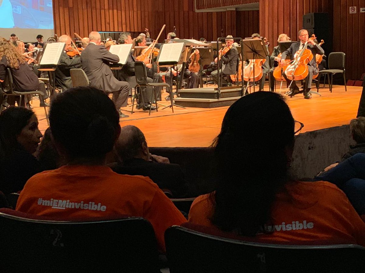 HospitalUNAL's tweet photo. Nuestros pacientes del programa de esclerosis múltiple asisten al @Divcultural a escuchar la @filarmonibogota, sensibilizando a todos los públicos sobre su diagnóstico y como éste ahora es un camino de vida. 30/05 día mundial de la EM #MiEMinvisible. https://t.co/zZGlBLQqd5