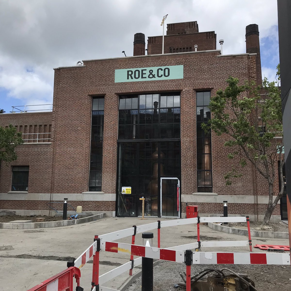 tubridywhiskey's tweet photo. Walking past earlier, sneak peak #RoeandCo   #Irishwhiskey #Guinness #Openingsoon #whisky #whiskeyexperts https://t.co/C28AyWjwMI