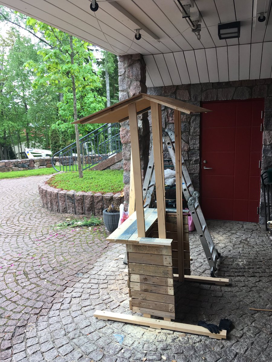 Lapset halusivat kesätöitä. ”Perustetaan kesäkioski, myydään mehua janoisille.”

Virpi keräsi tontille kertyneet kuormalavat, purki ne (ja vanhan sängyn) rakennustarpeiksi, sahasi ja ruuvasi sateisen viikonlopun. Nyt koju maalauksessa.

Kioski avaa helluntaina.

#yrittäjäkasvatus