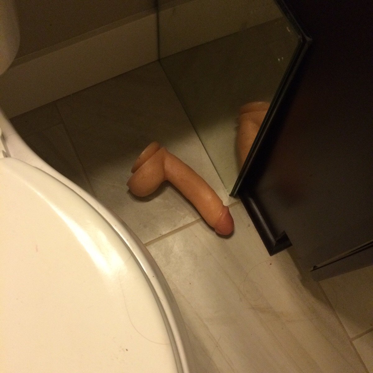 RoxxiSwan's tweet photo. "Roommate left a #surprise when she moved out" #cool #wtf #pics https://t.co/gHVjZNjAip