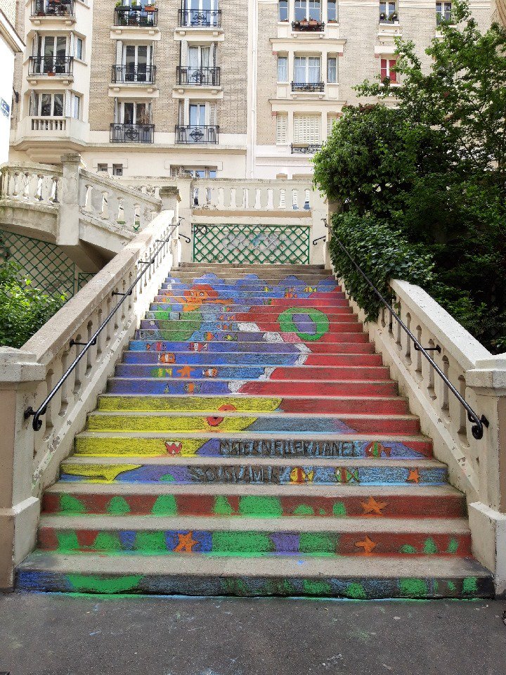 Paris's tweet photo. Amoureux de #Montmartre, aimez-vous ces marches colorées ?
Elles ont été dessinées à la craie par les enfants des centres de loisirs de #paris18.

Nous on aime leur travail de la perspective 😍  👏  
On est fiers d'eux, la relève du #StreetArt est là !

#ParisdetesReves https://t.co/FzdxnxU3UQ