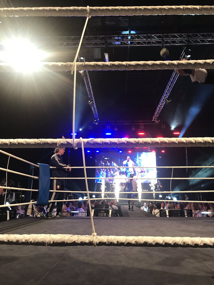 Intensief boksweekend, met een prachtige gouden plak van Nouchka Fontijn in Usti, een goed georganiseerd boksgala in Assen met Windmill tegen Euroregio, een spectaculair studentenboksgala in Utrecht, bijgewoond door 1.500 enthousiaste toeschouwers en ALV <a href="/Boksbond/">Nederlandse Boksbond</a>