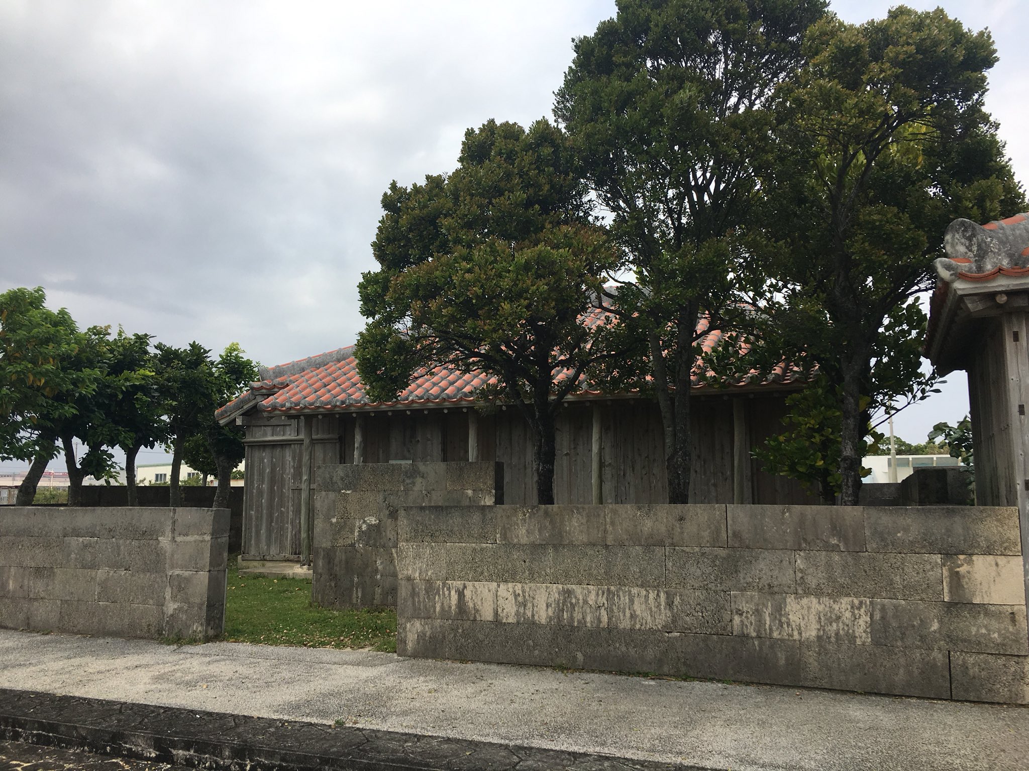 ホリーニョ のイラストは 再建され現存する沖縄糸満の家を参考にして描きました 写真 家の外観 写真 一番座 写真 二番座 仏壇 写真 土間 現地に行ったり資料みたりしてるうちに不思議とだんだん住みたくなってきます T Co Cp5j2lucht