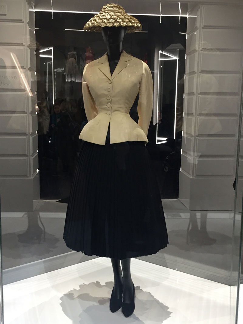 Robin_Lucienne's tweet photo. Have you seen spectacular #DiorDesignerofDreams #exhibition @V_and_A? Here's #LucienneDay in early #1950s looking stunning in #Dior's #NewLook. https://t.co/flAzQt8pOo