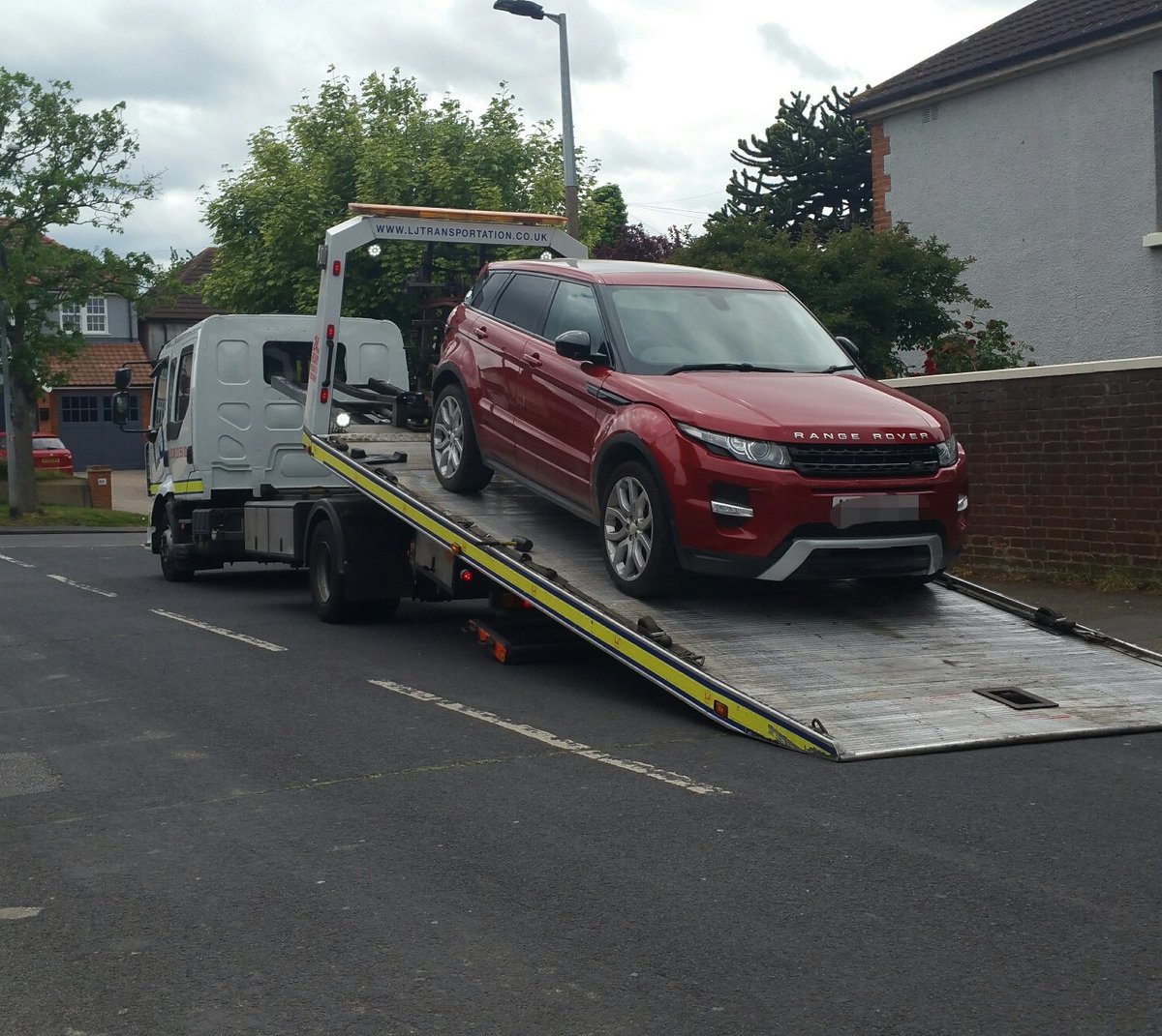 And they just keep on rolling in, another stolen Evoque from London found and recovered undamaged by PC'S Naylor and Thomas. Please invest in your vehicle security, Range Rover theft is at an all time high! @essex_sviu #proactivepatrols #opinsight