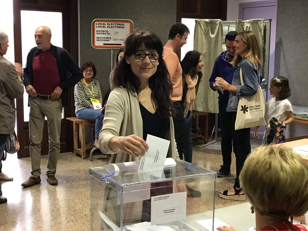 JxCSJLF's tweet photo. La @mariavidalj dispositant el seu vot.🗳
Amb tota la il.lusió amb el nostre projecte pel municipi.
#santjoantefutur #femhojunts
#lacanya #santjoan #beguda https://t.co/qrDniAouFV