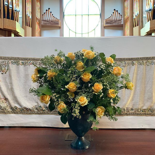 stmattswilton's tweet photo. Today’s altar flowers are given to the glory of God and in celebration info Tom and Nancy Aldinger’s 50th wedding anniversary, parents of Jennifer Angerame
#stmattswilton #stmattsflowerguild #ecct https://t.co/NDr5XKezyw https://t.co/lQldMOhGNZ