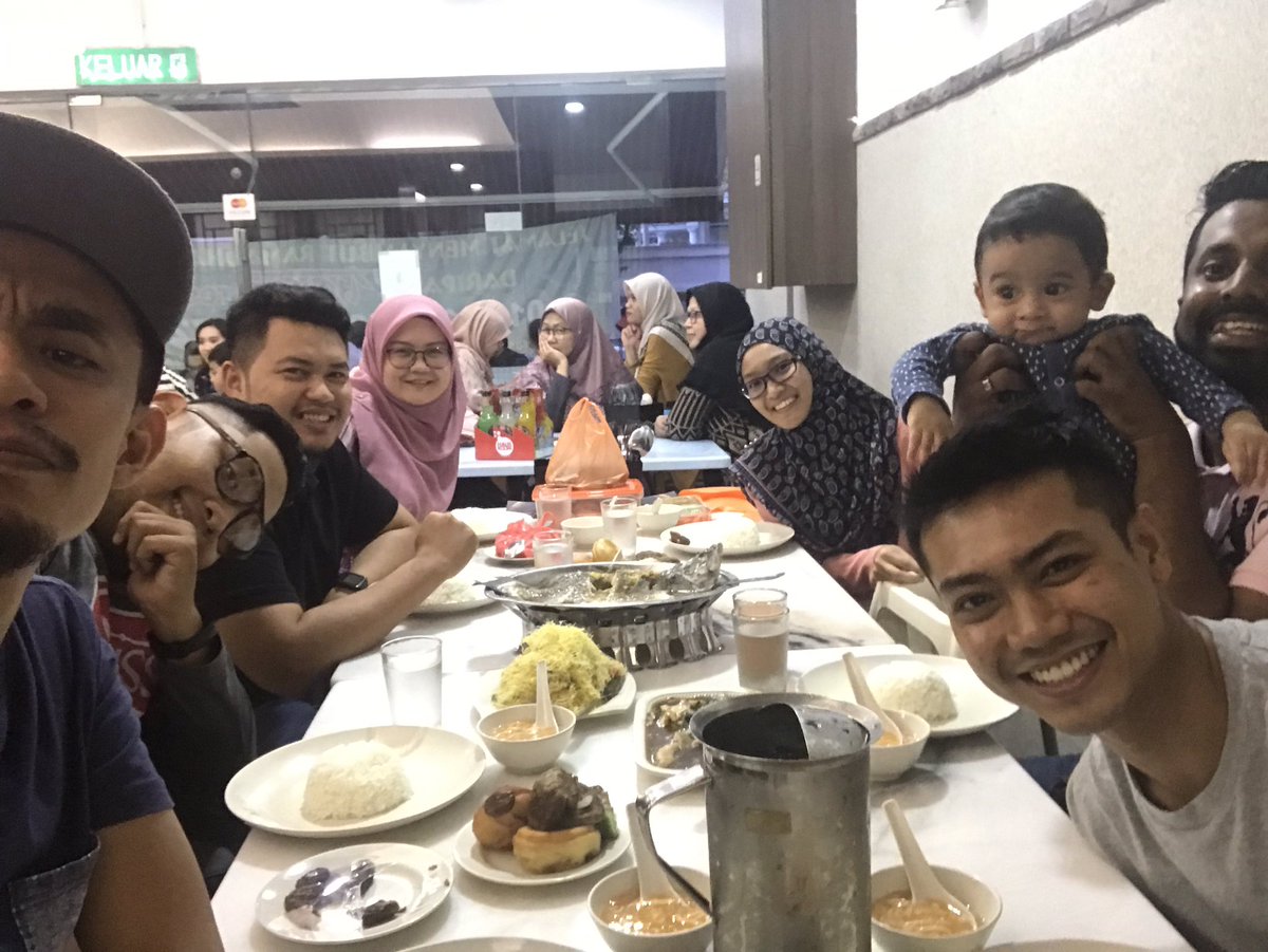 NuaAzuar's tweet photo. Le bros &amp; Sizs. Yang lain tak dapek join. 🙌🏻 https://t.co/zzyxqbAxky