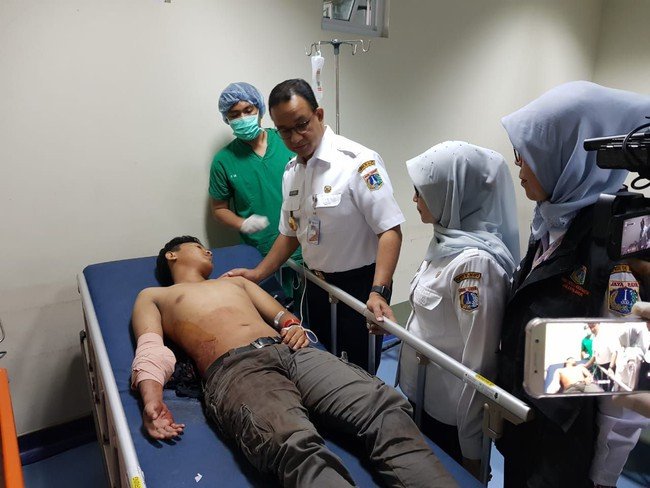 tailkoxyz's tweet photo. Gini lho, Nies.

Misal rumah loe dirusak bandit. Lalu satpam usir bandit itu &amp; si bandit nyerang satpam.

Sbagai tuan rumah, loe malah merawat si bandit &amp; bilang: rumah saya aman, si bandit bertindak damai &amp; loe nuduh si satpam anarkis &amp; brutal ke si Bandit?

Bangke, kan? https://t.co/8Juk9IZ1Tu