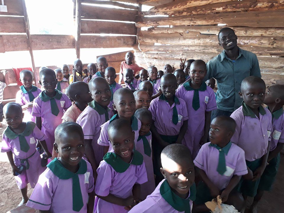 STARL1GHTFAMILY's tweet image. Thanks to recent donations the Starlight Family school now has stationary supplies for the new term. However we still need help to transport the recently finished desks to the school so all the  children can have somewhere to sit and write. Ihttp://starlightfamily.org/support/