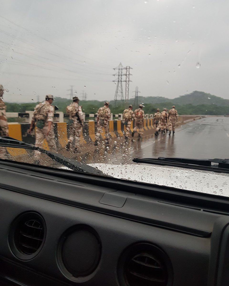 ना मुझे मौसम की परवाह , ना मुझ पे बारिश का असर, मैं इस देश का ऐसा राही हुँ।।

मेरा कर्म देश प्रेम - मेरा धर्म देश प्रेम, मैं भारत माँ का एक सिपाही हुँ।।

<a href="/ITBP_official/">ITBP</a> jawans on a #roadmarch of 20km with full backpack in heavy rains
#pround in #uniform