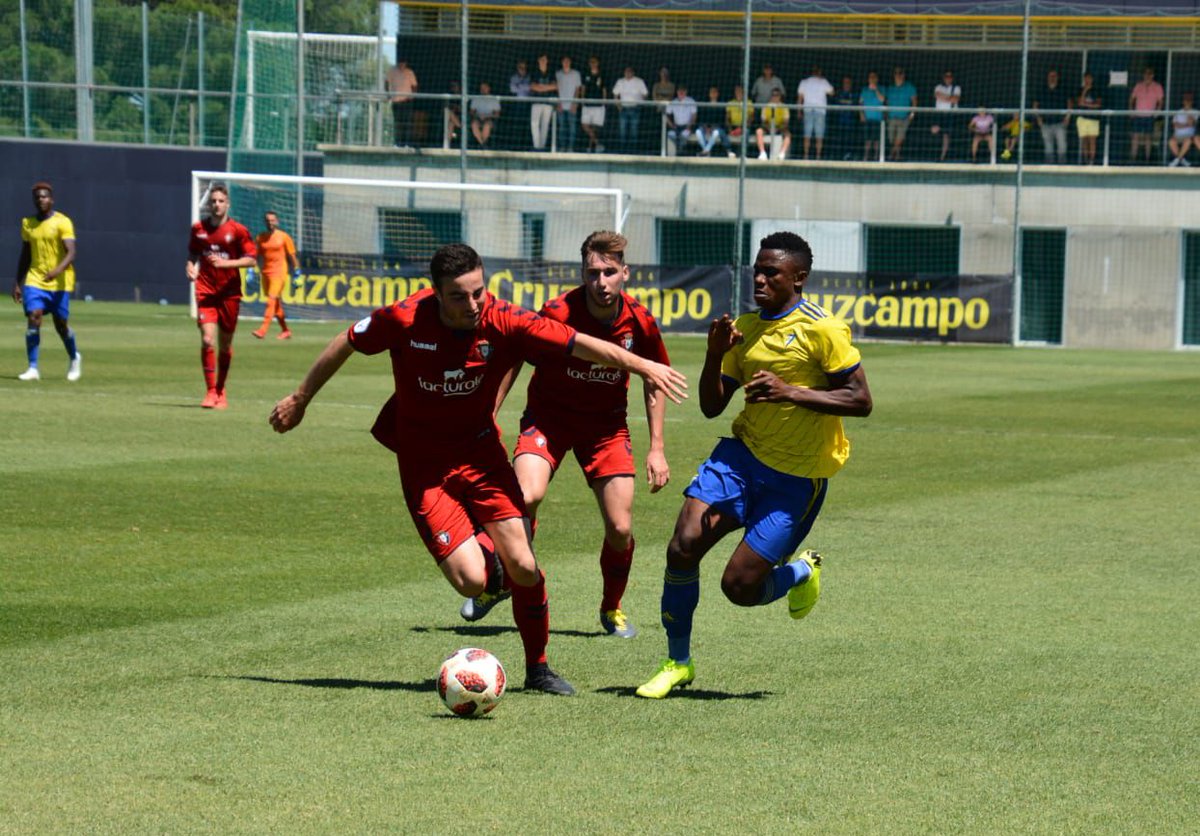 Una jugada del Cádiz B-Osasuna Promesas en El Rosal (Foto: CAO).