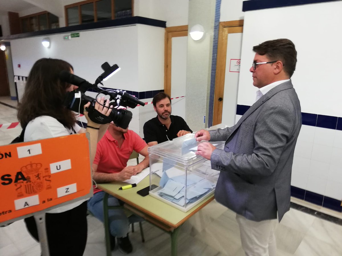 PPVisodelAlcor's tweet photo. Manuel Ángel Figueroa ejerce su derecho al voto con toda su ilusión puesta en el futuro de nuestro pueblo 🗳️ #elvisodelalcor #ManuelAngelAlcalde #PopularesElViso #JuntosPorElViso https://t.co/45cuC3YQlO