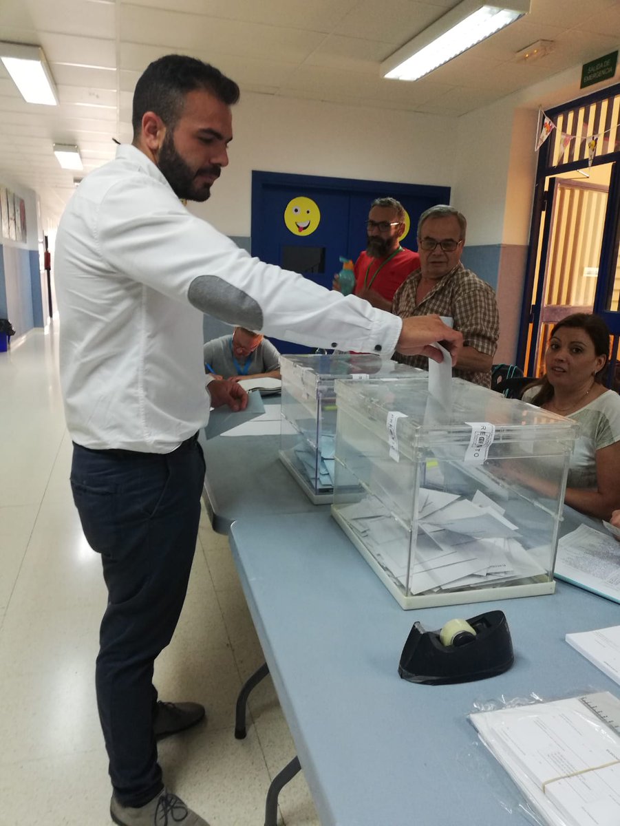 Nuestro candidato Ezequiel Carnero ejerciendo su derecho al voto #PoryParaMisVecinos #RincondelaVictoria. "Animo a todos los vecinos/as que voten en el día de hoy" ha afirmado a la salida del centro. #26M