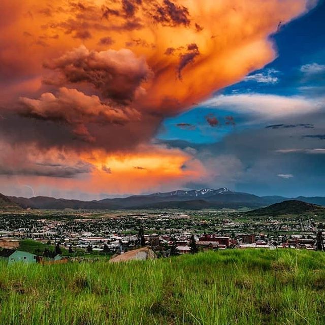 HazerLive's tweet photo. Nothing like a sunset after a storm! #montanamoment #butte #spring #rethinkbutte https://t.co/jhhtWMmR7s https://t.co/rs0rsPdTHb